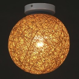 La canna compone la palla di canapa in modo creativo e per assorbire la luce della cupola