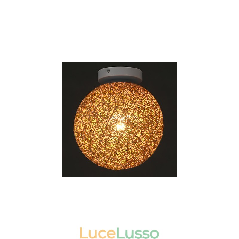 La canna compone la palla di canapa in modo creativo e per assorbire la luce della cupola