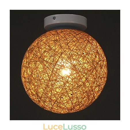 La canna compone la palla di canapa in modo creativo e per assorbire la luce della cupola