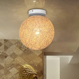 La canna compone la palla di canapa in modo creativo e per assorbire la luce della cupola