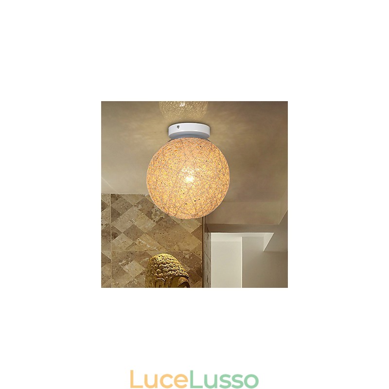 La canna compone la palla di canapa in modo creativo e per assorbire la luce della cupola