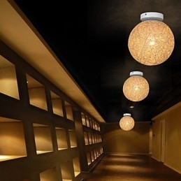 La canna compone la palla di canapa in modo creativo e per assorbire la luce della cupola