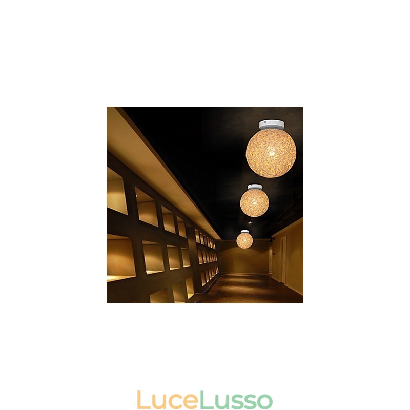 La canna compone la palla di canapa in modo creativo e per assorbire la luce della cupola