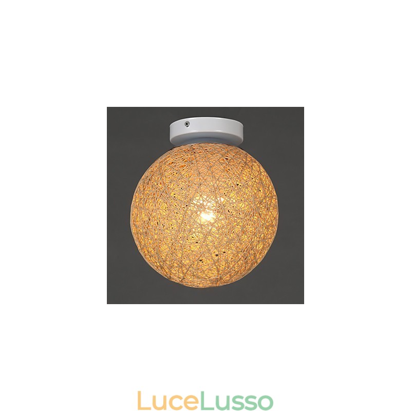 La canna compone la palla di canapa in modo creativo e per assorbire la luce della cupola