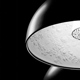 Lampada a sospensione moderna in resina dipinta e contemporanea