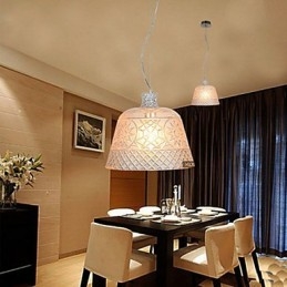 Il lampadario con pendente intagliato in vetro artistico decorativo