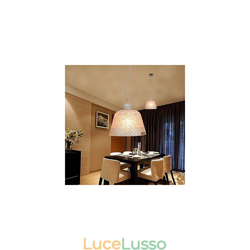 Il lampadario con pendente intagliato in vetro artistico decorativo