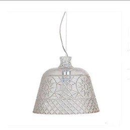Il lampadario con pendente intagliato in vetro artistico decorativo