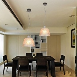 Il lampadario con pendente intagliato in vetro artistico decorativo