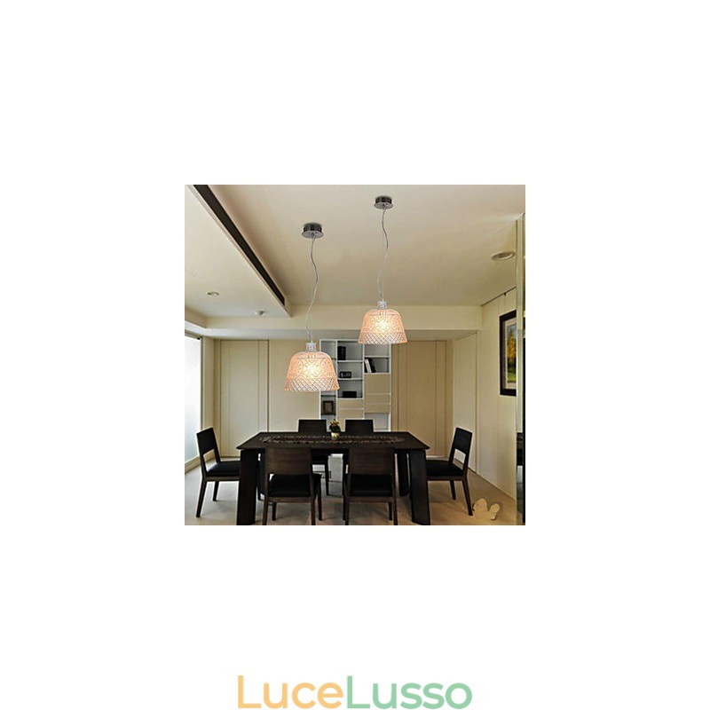Il lampadario con pendente intagliato in vetro artistico decorativo