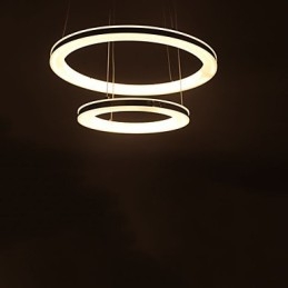 Lampadario a sospensione in acrilico rotondo con illuminazione a 2 anelli