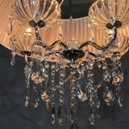 Delicato modello di sospensione chic a 5 luci con fiori