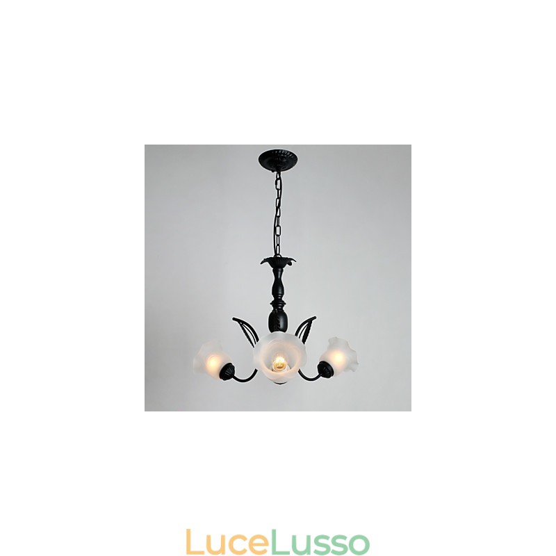 Lampadario in metallo dipinto in stile classico tradizionale