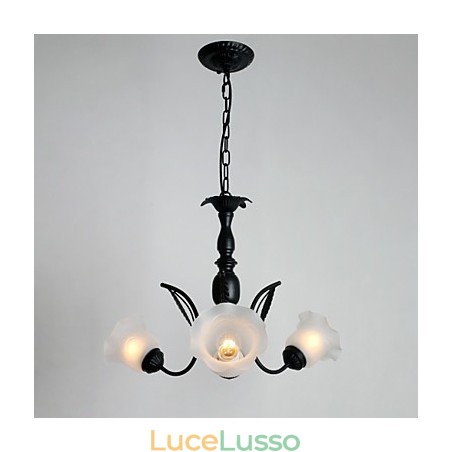 Lampadario in metallo dipinto in stile classico tradizionale