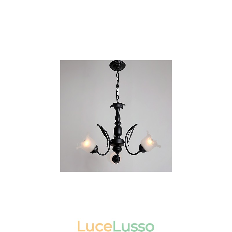 Lampadario in metallo dipinto in stile classico tradizionale