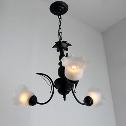 Lampadario in metallo dipinto in stile classico tradizionale