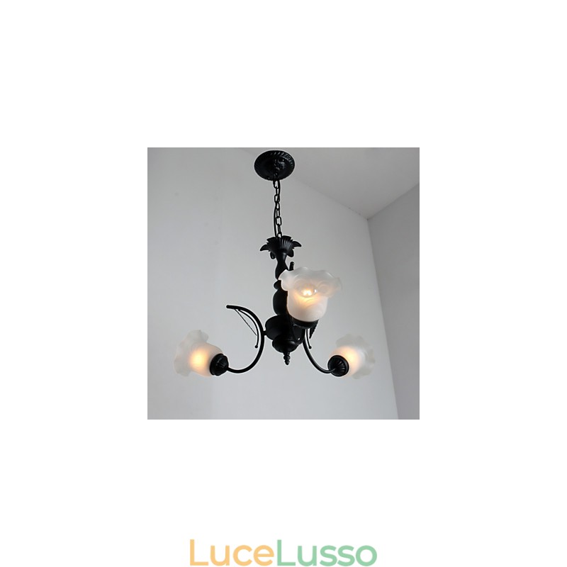 Lampadario in metallo dipinto in stile classico tradizionale