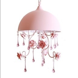 Una piccola lampada da giardino di rose rosa, lampada da principessa in ferro