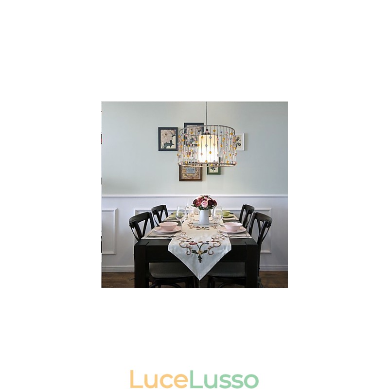 La testa singola della lampada è composta da perle cilindriche.