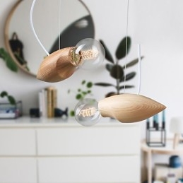 Individualità artistica creativa contratta restaurando antichi modi di legno api lampada a goccia