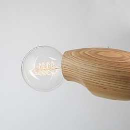 Individualità artistica creativa contratta restaurando antichi modi di legno api lampada a goccia