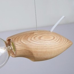 Individualità artistica creativa contratta restaurando antichi modi di legno api lampada a goccia