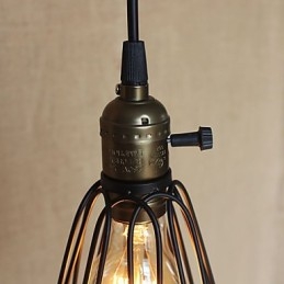 L'industria rurale americana ha assunto un singolo capo per un piccolo lampadario in ferro creativo