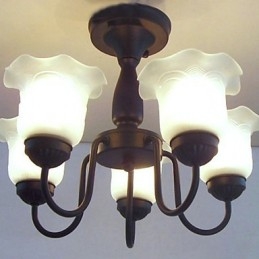 Lampadario in metallo dipinto in stile classico tradizionale