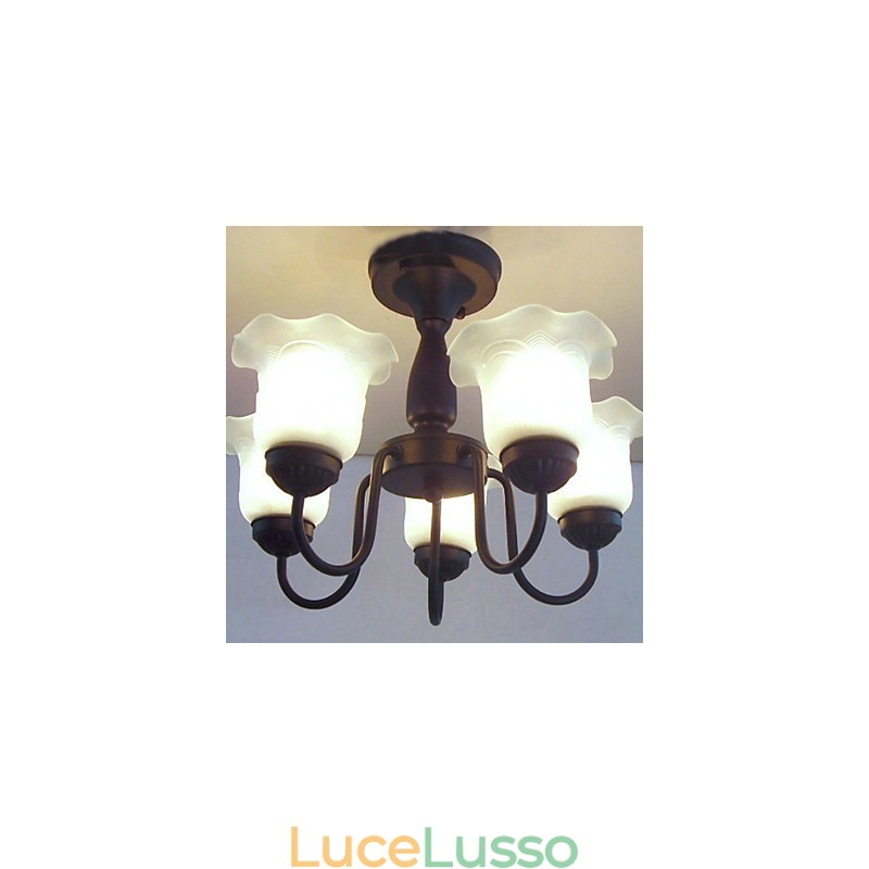 Lampadario in metallo dipinto in stile classico tradizionale