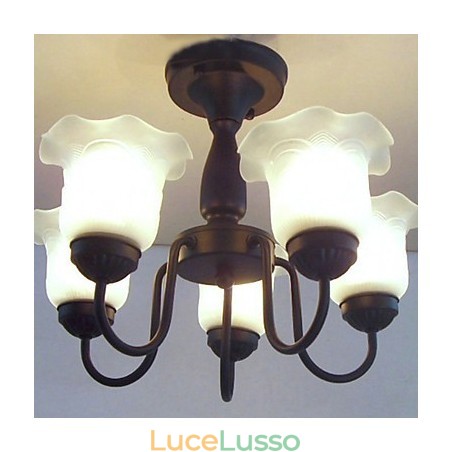 Lampadario in metallo dipinto in stile classico tradizionale Lampadario in metallo dipinto in stile classico tradizionale