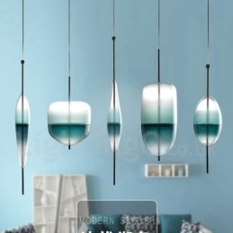Lampada a sospensione moderna e contemporanea con paralume in vetro e colori sfumati