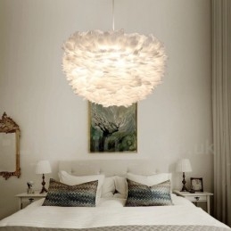 Lampada a sospensione con piuma bianca