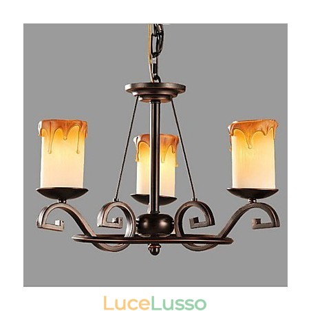 Studia il lampadario antico in ferro con candela Studia il lampadario antico in ferro con candela
