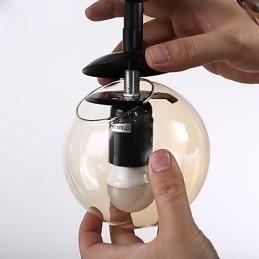 Lampada a sospensione in metallo e vetro in stile europeo moderno a quattro luci Modo, lampadario industriale decorativo per foyer