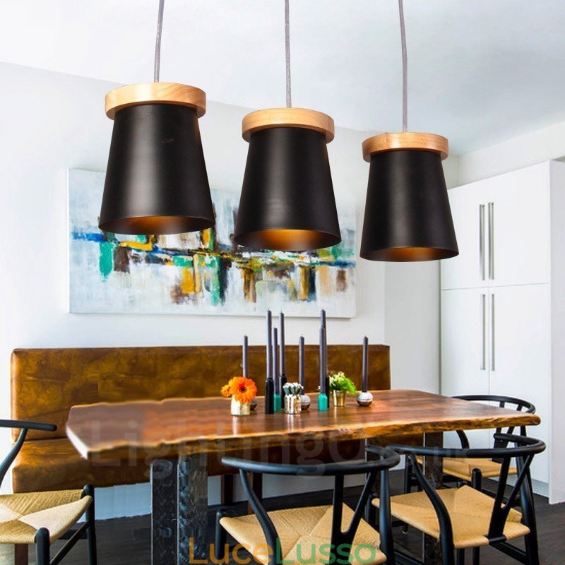 Lampada a sospensione moderna in stile nordico contemporaneo in legno chiaro con paralume in ferro