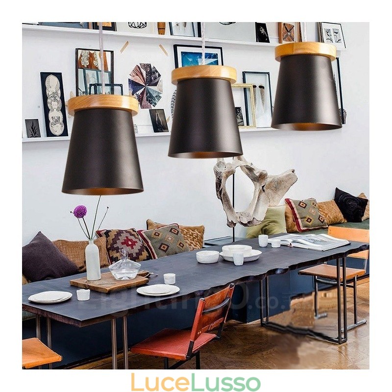Lampada a sospensione moderna in stile nordico contemporaneo in legno chiaro con paralume in ferro