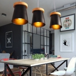Lampada a sospensione moderna in stile nordico contemporaneo in legno chiaro con paralume in ferro