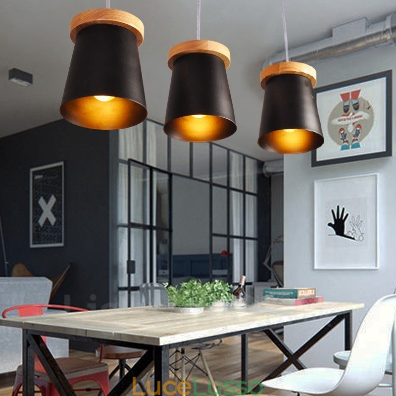 Lampada a sospensione moderna in stile nordico contemporaneo in legno chiaro con paralume in ferro
