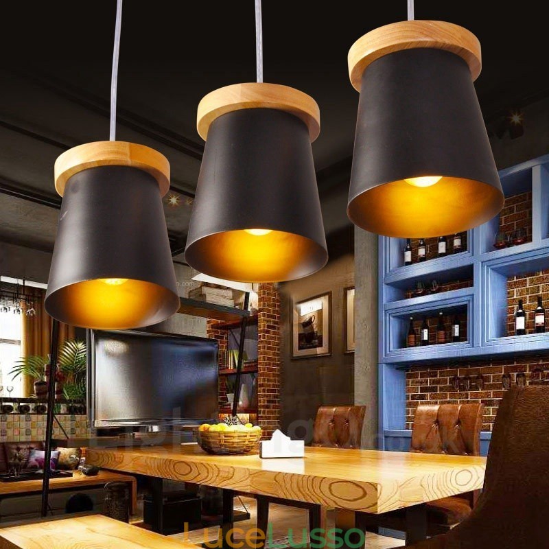 Lampada a sospensione moderna in stile nordico contemporaneo in legno chiaro con paralume in ferro