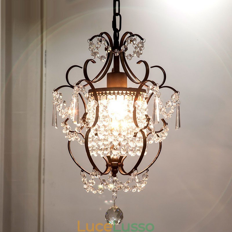 Lampadario in ferro dipinto con lampada moderna in cristallo trasparente