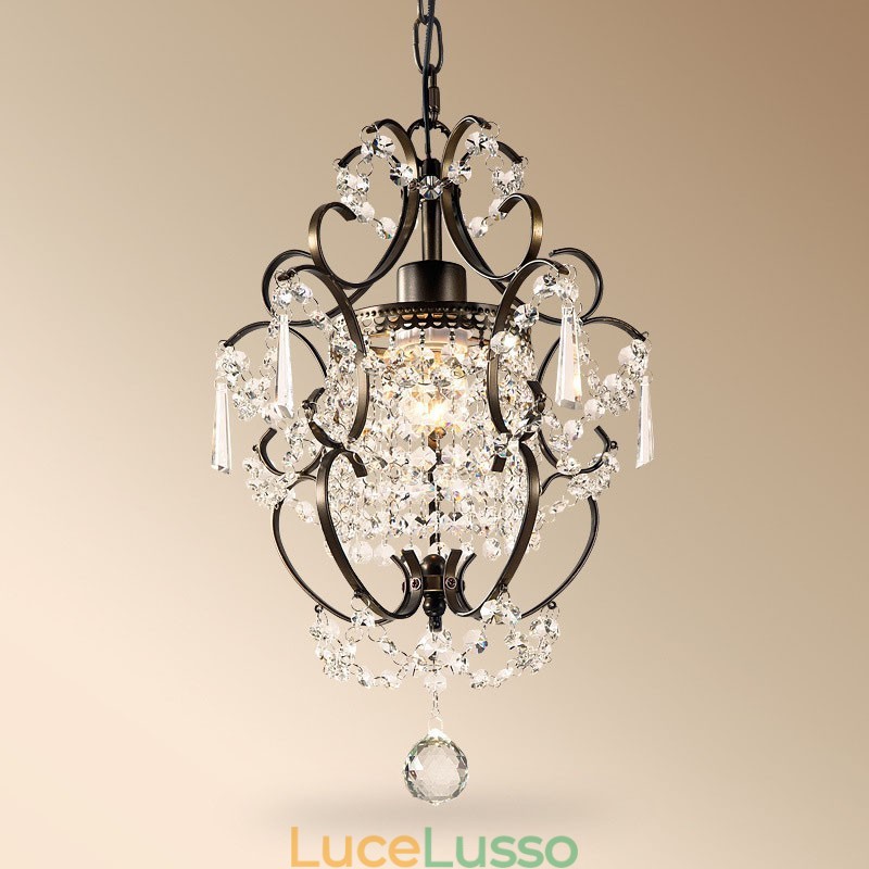 Lampadario in ferro dipinto con lampada moderna in cristallo trasparente