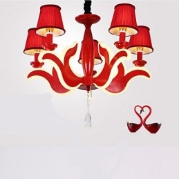 Lampadario in acrilico rosso con luci da giardino creative