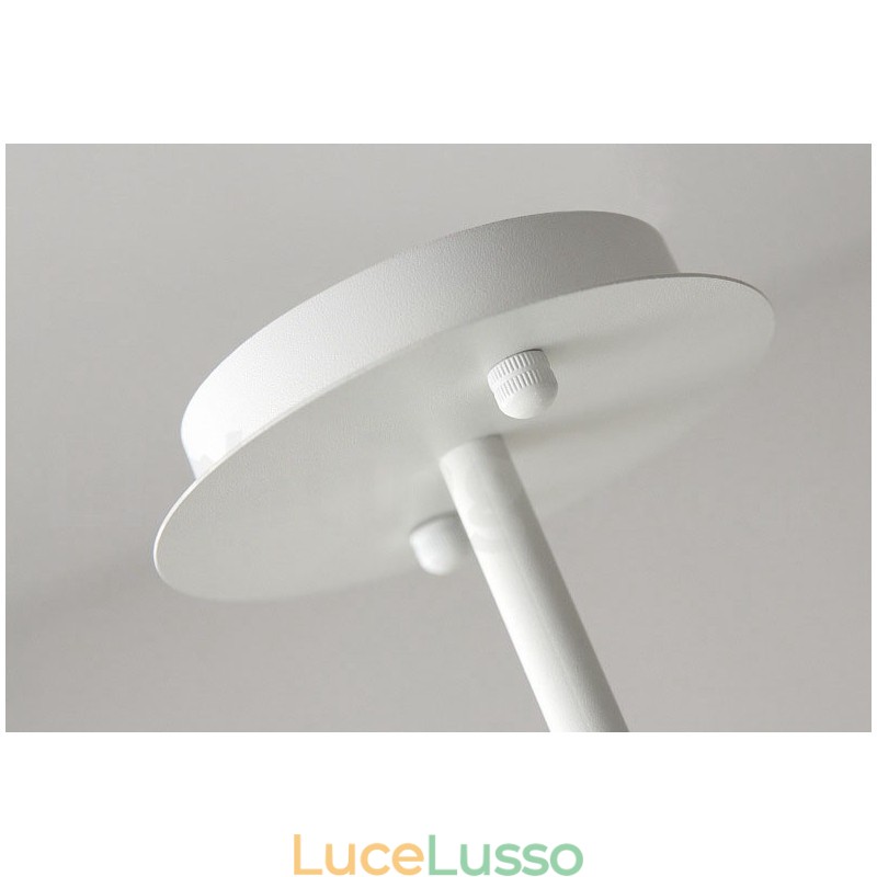 Lampadario moderno contemporaneo a tubi con paralumi in acrilico bianco e nero