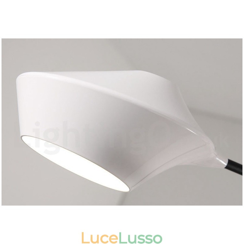 Lampadario moderno contemporaneo a tubi con paralumi in acrilico bianco e nero