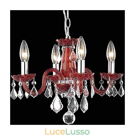 Lampadario di cristallo in primo piano con 4 luci in rosso Lampadario di cristallo in primo piano con 4 luci in rosso