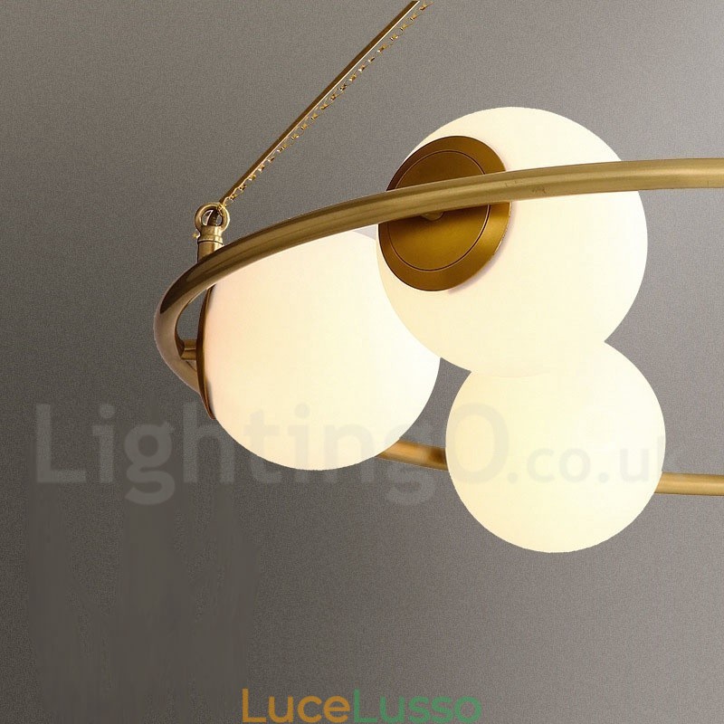 Lampadario rotondo rustico in ottone puro con paralumi bianchi