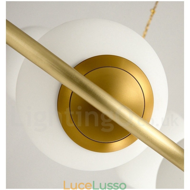 Lampadario rotondo rustico in ottone puro con paralumi bianchi