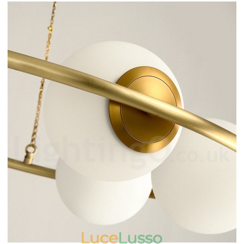 Lampadario rotondo rustico in ottone puro con paralumi bianchi