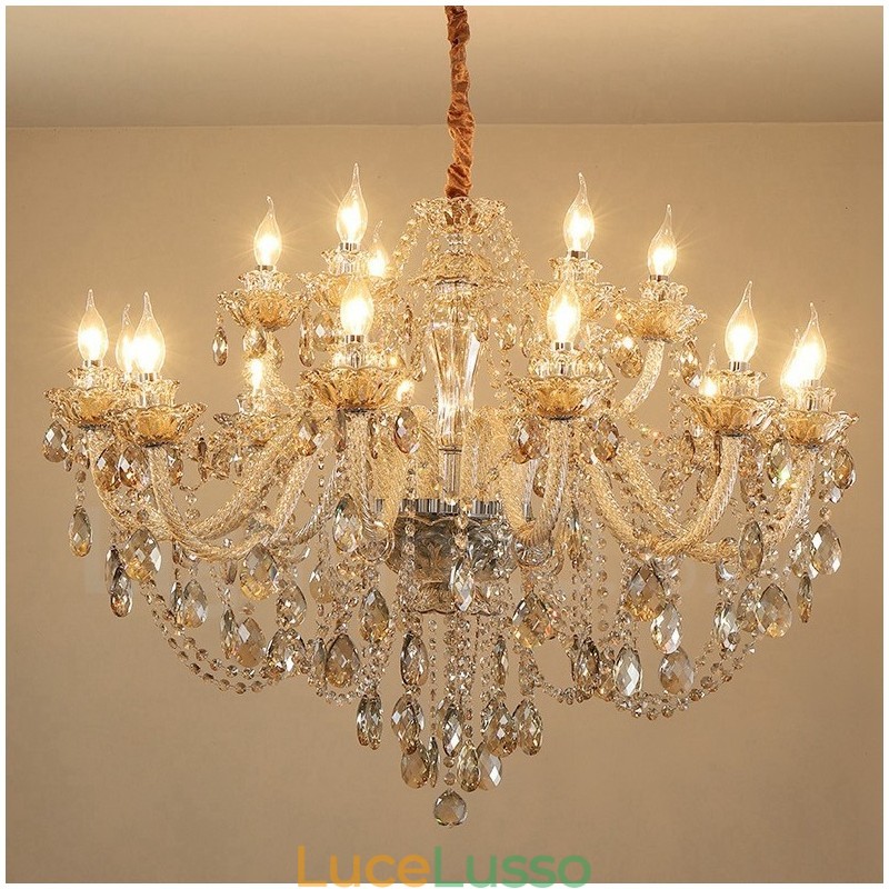 Lampadario elegante con 18 (12+6) luci color cognac e candele di cristallo