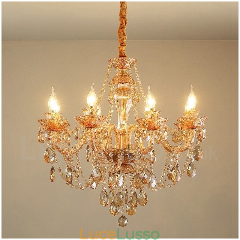 Lampadario elegante in cristallo con 8 candele color ambra e oro chiaro